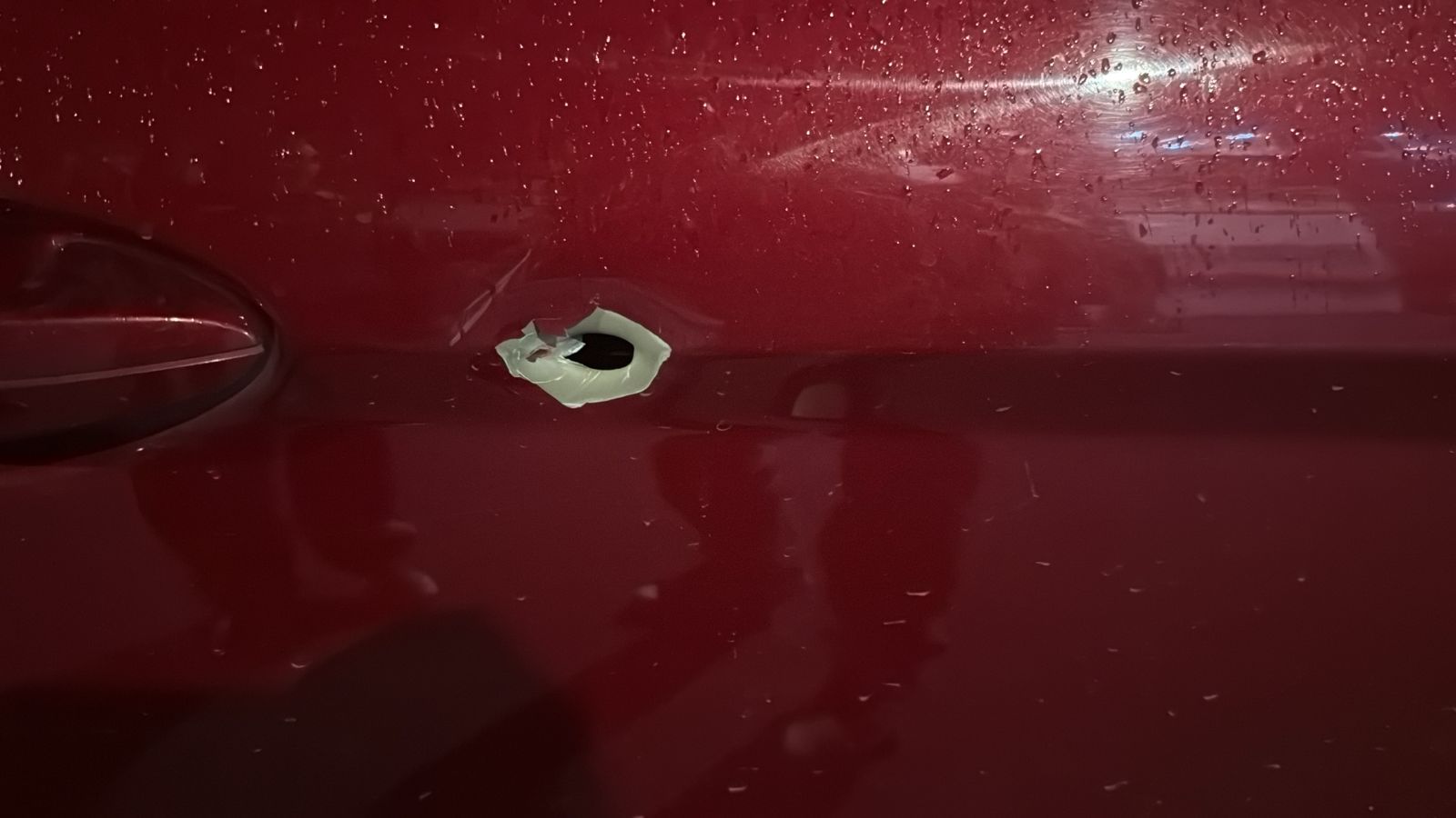 Balacera en la sede de Canal 1: impactan vehículo de periodista y no se reportan heridos