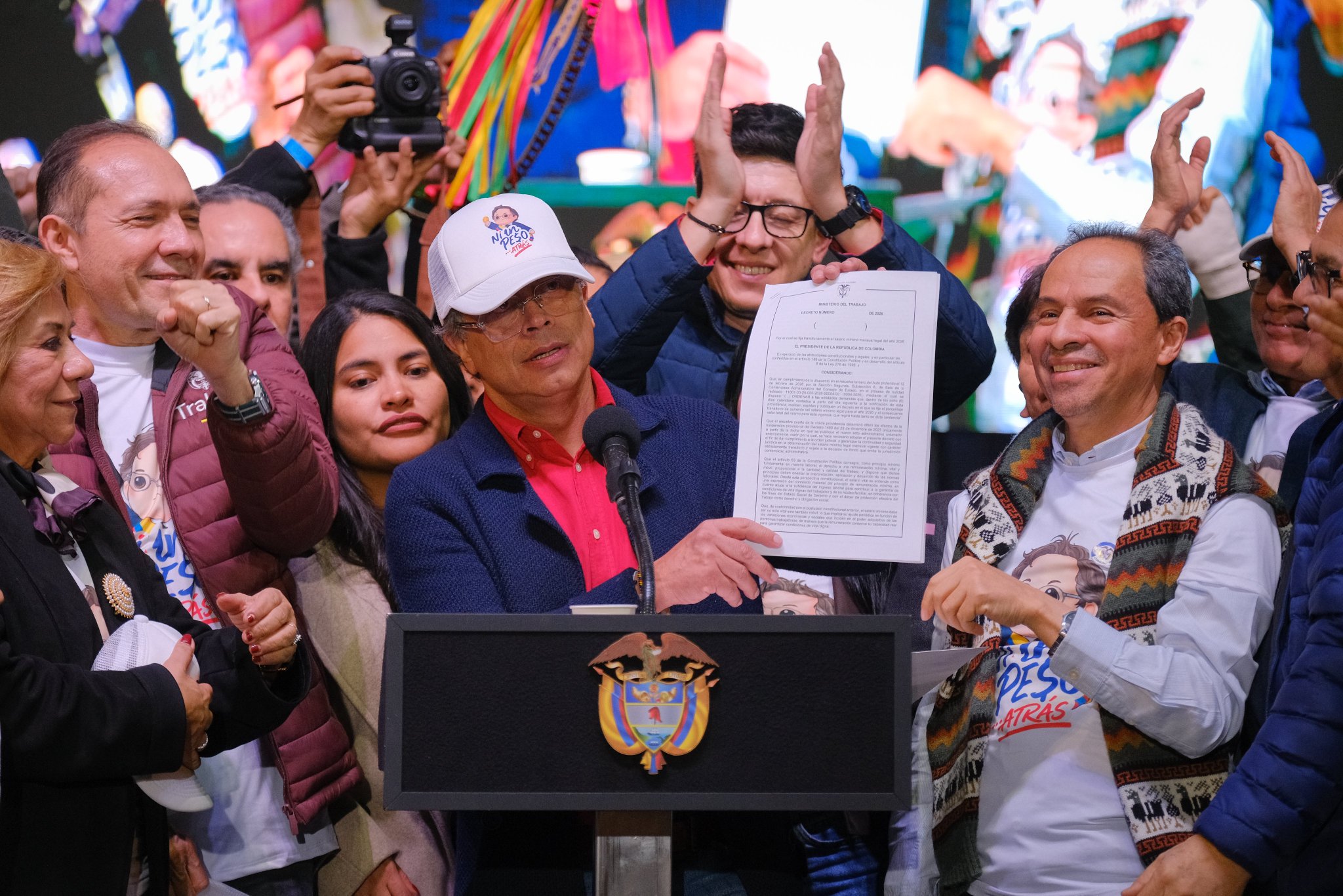 Gobierno expide nuevo decreto y mantiene el salario mínimo en dos millones 