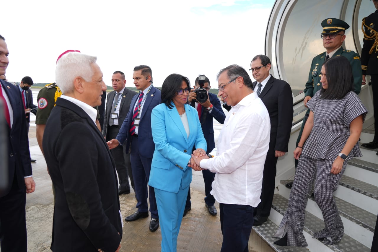 ¿Qué está en juego en la reunión entre Petro y Delcy Rodríguez?