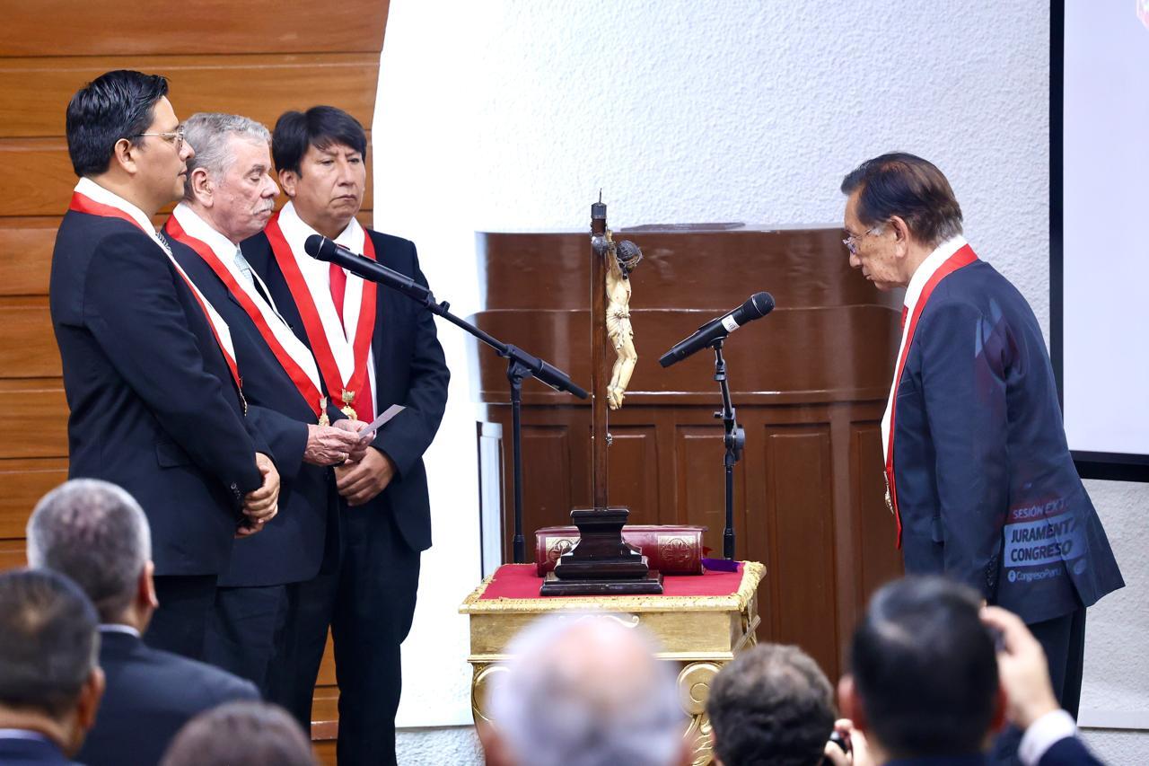 Perú suma su octavo presidente desde 2016 tras destitución de José Jerí