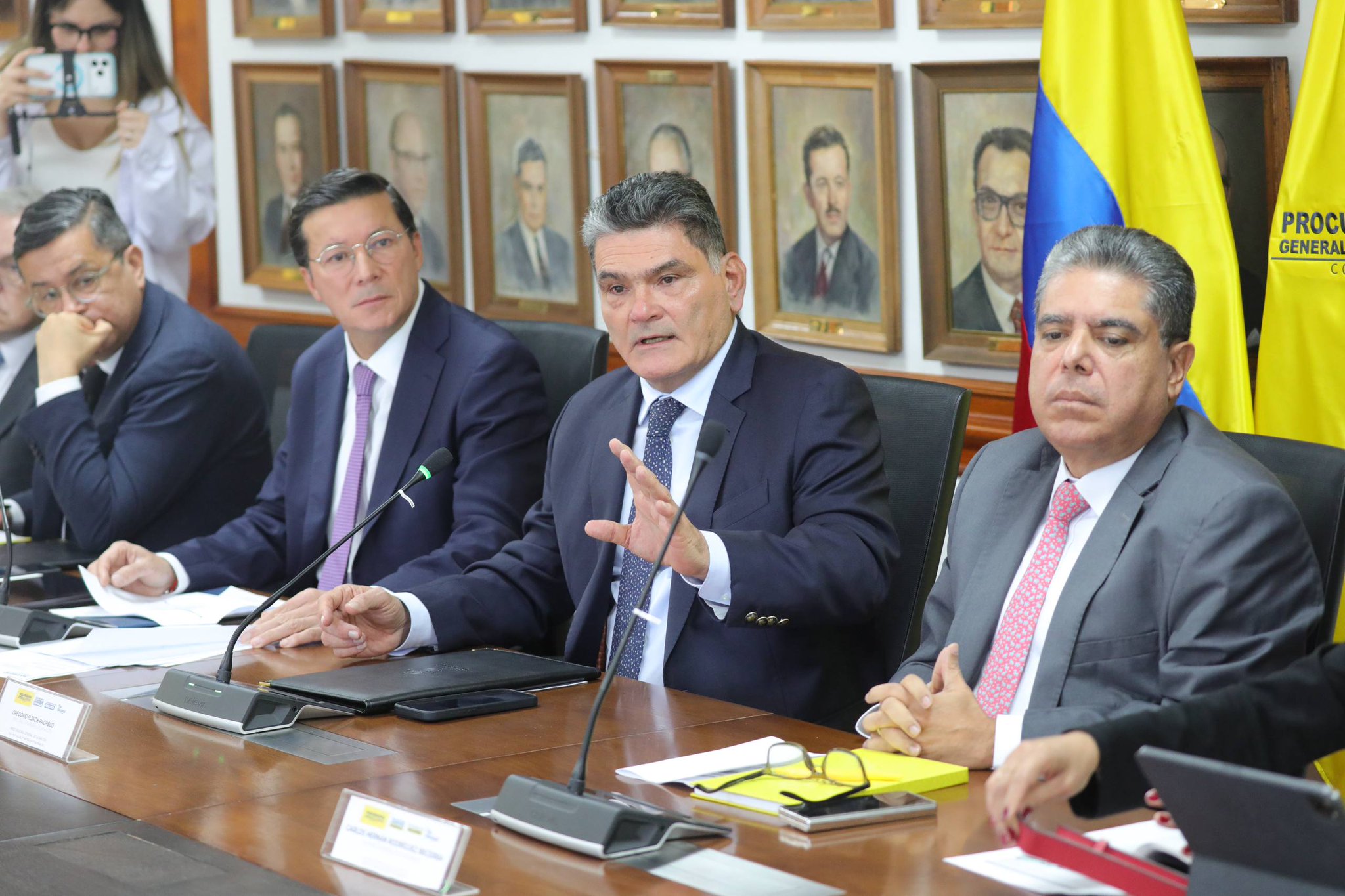 El procurador: el adulto en la sala