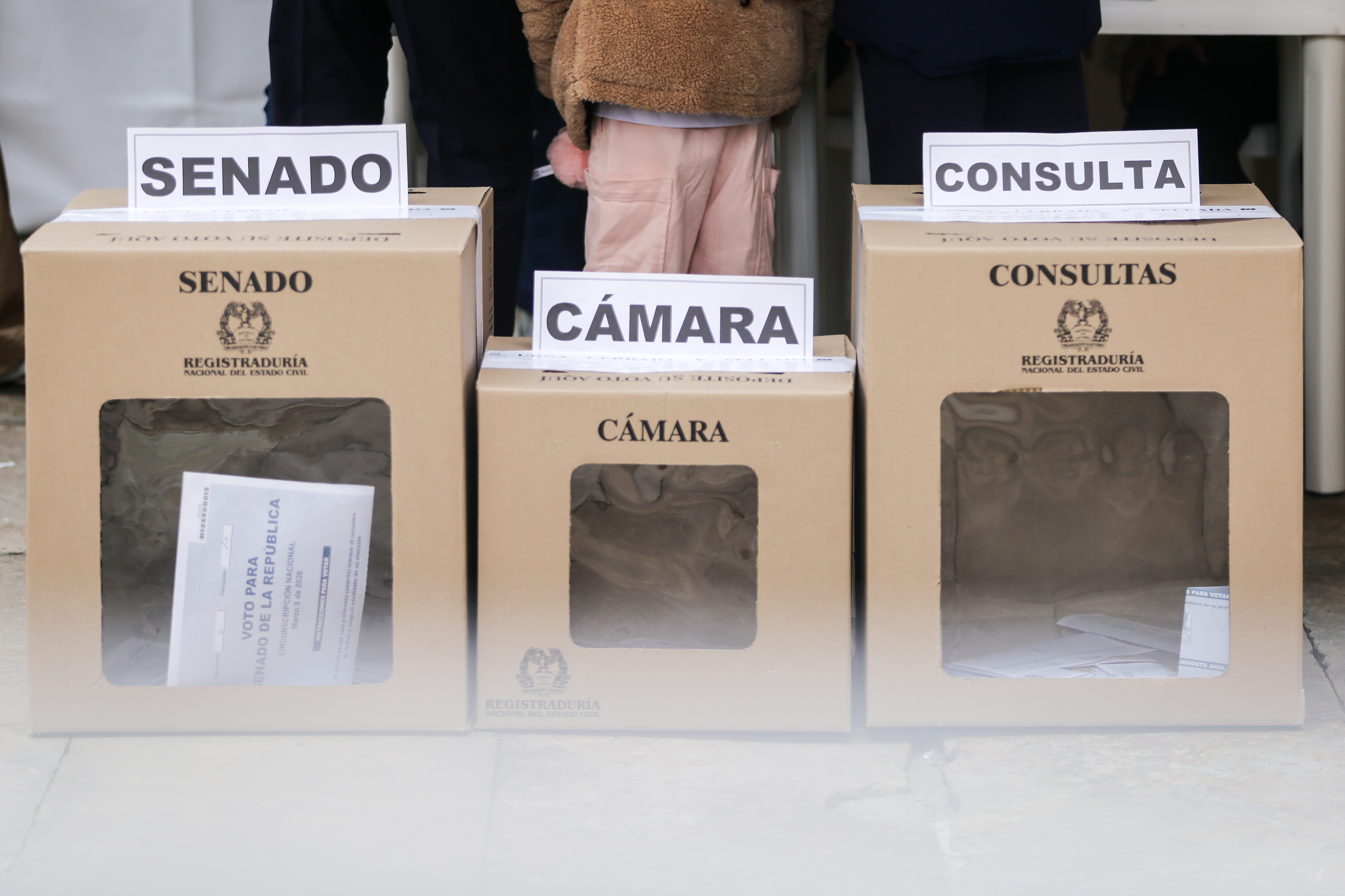 Escrutinios avanzan en medio de denuncias y llamado a la calma institucional