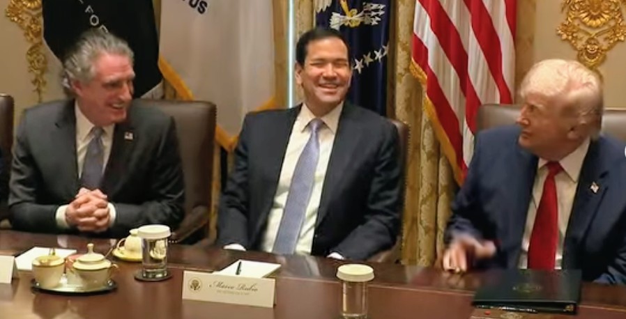 Trump destaca impacto de su intervención en la economía venezolana y su secretario de Energía menciona reconocimiento simbólico