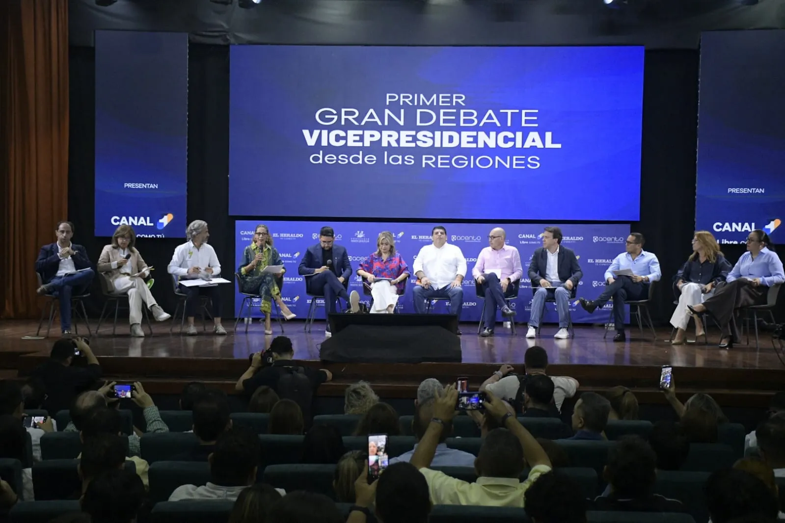 Debate en Barranquilla dejó visiones opuestas sobre el futuro del país