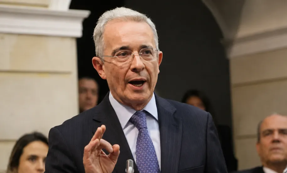 Uribe denuncia presiones armadas para favorecer a Cepeda