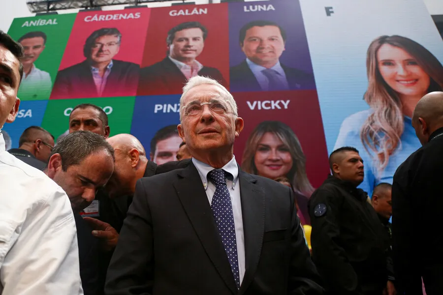 Uribe alerta presión armada para apoyar a Cepeda y sube tensión electoral