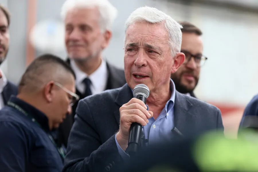 "Primero me tienen que matar, que venir a maltratar a mi familia": Uribe