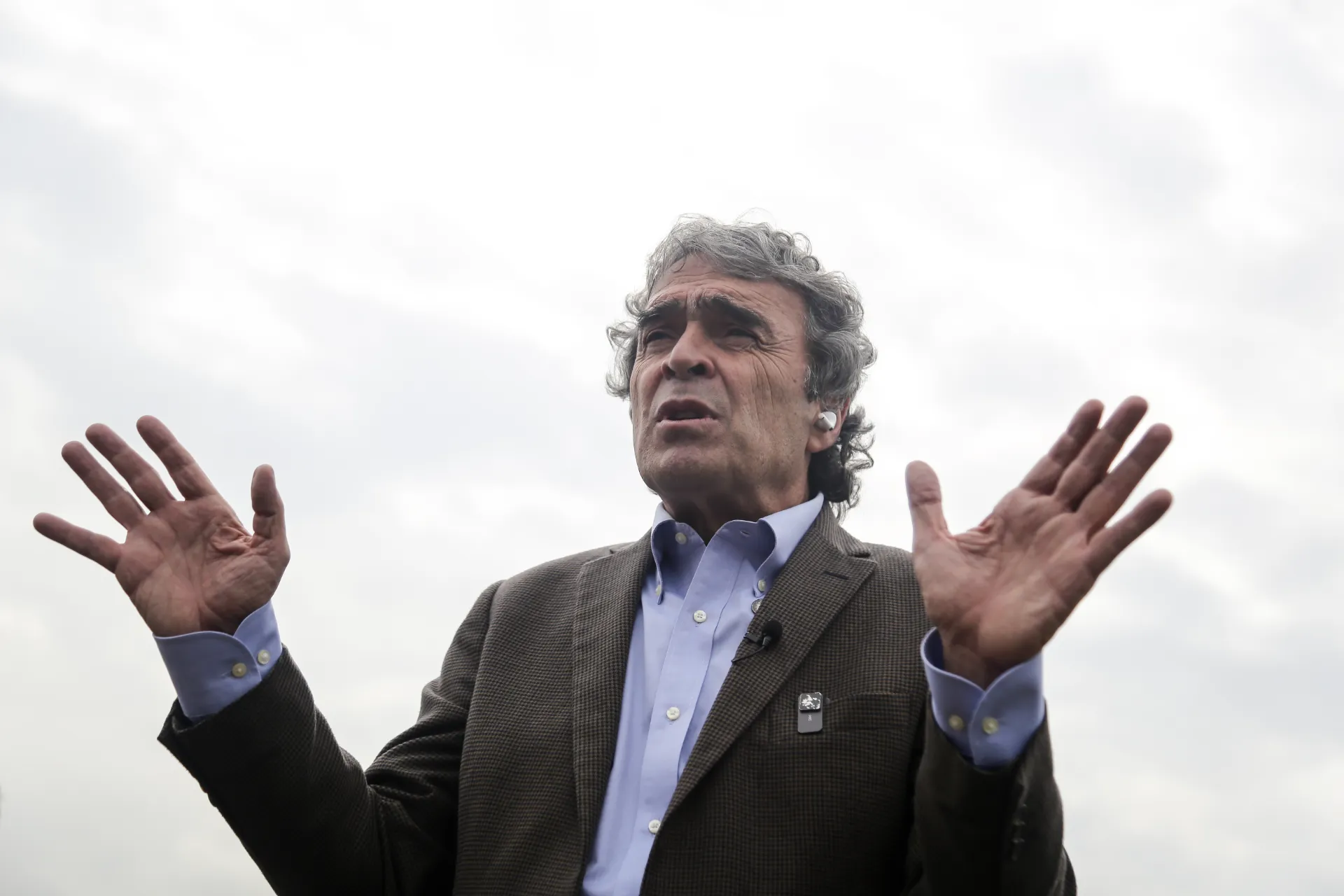 Sergio Fajardo pide a candidatos evitar la "destrucción" del país