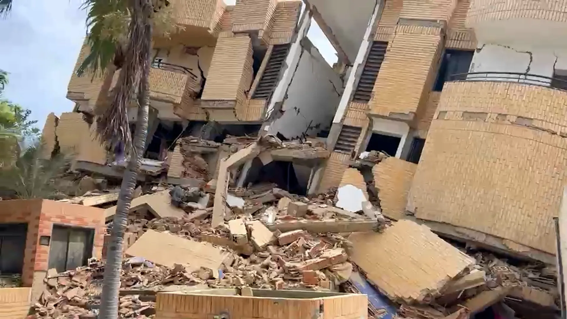 Columnas de "anime" en obras de construcción chavista