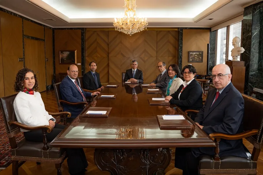 Banco de la República eleva la tasa de interés al 12% y desafía al Gobierno saliente