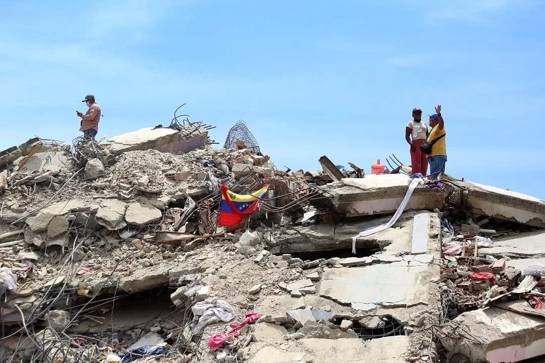 Después de los terremotos, las familias de La Guaira se niegan a abandonar la búsqueda de sus desaparecidos