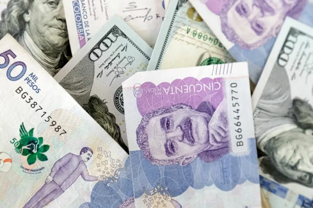 El peso colombiano rompe récords frente a la divisa estadounidense y se acerca a los $3.200