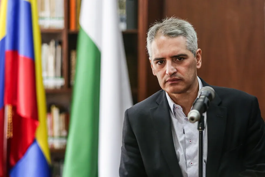 Gobernador de Antioquia propone bombardear a alias 'Calarcá' y retomar el glifosato
