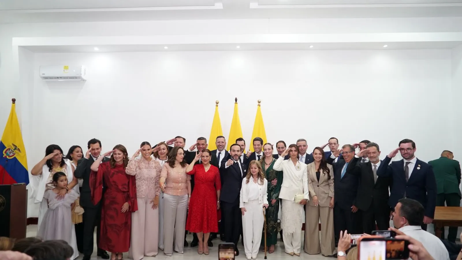 De la posesión a la acción, las primeras decisiones de De La Espriella