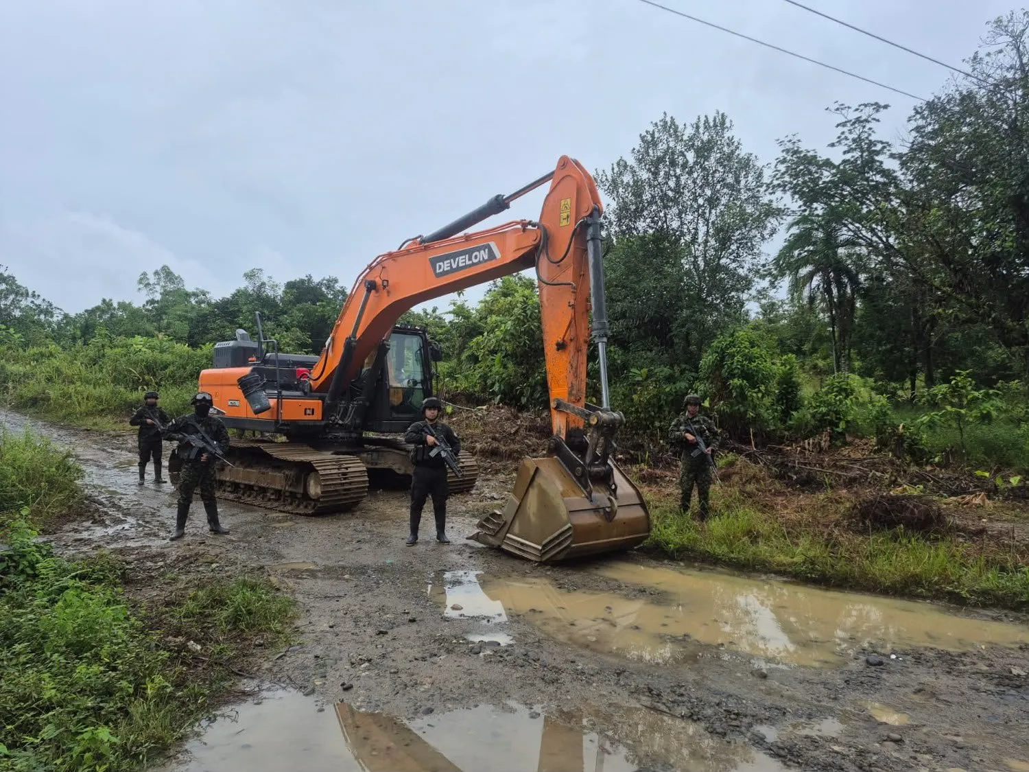 Gobierno entrega a la Gobernación del Chocó excavadoras decomisadas al ELN