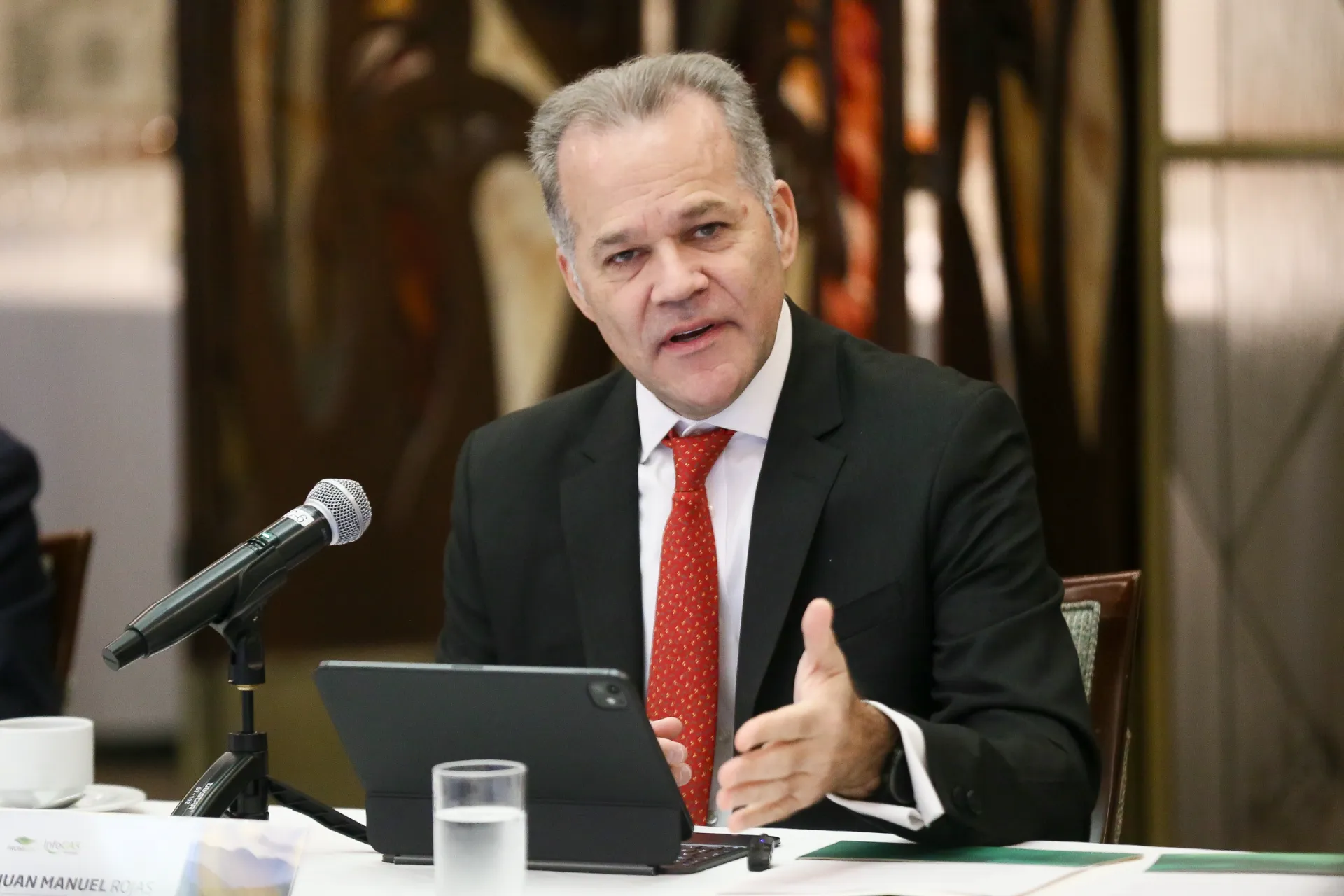 La caída de las reservas fuerza importaciones masivas de gas