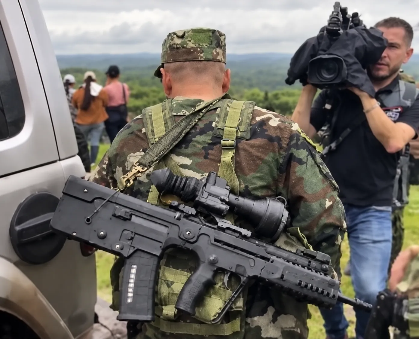 "Doble moral": Coronel Soler arremete contra sectores que critican el arma del presidente y evaden el fusil de Iván Mordisco