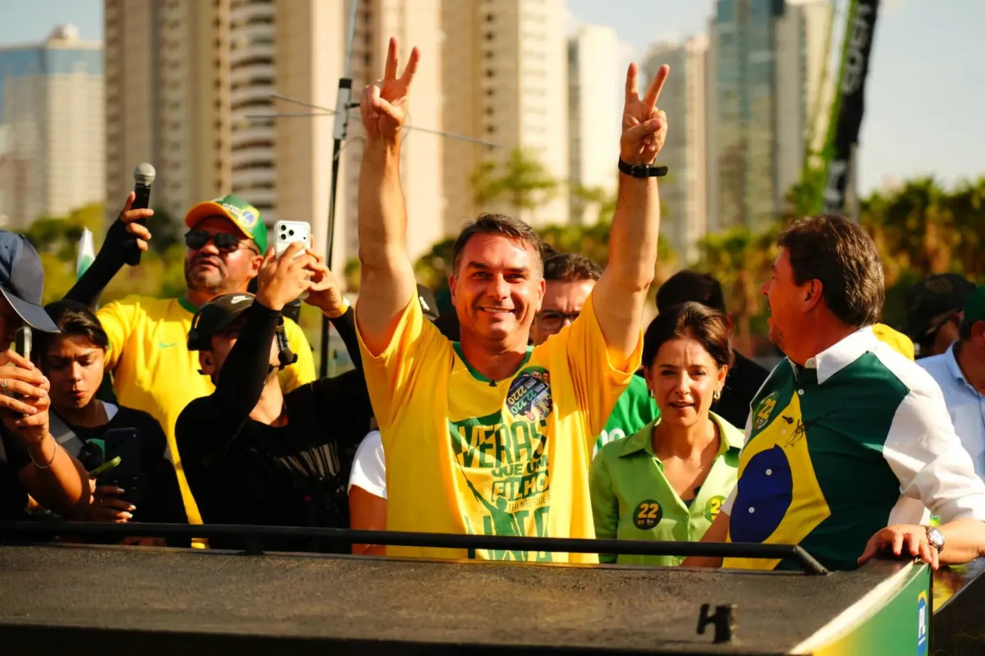 Flávio Bolsonaro gana la primera vuelta y los mercados reaccionan con euforia