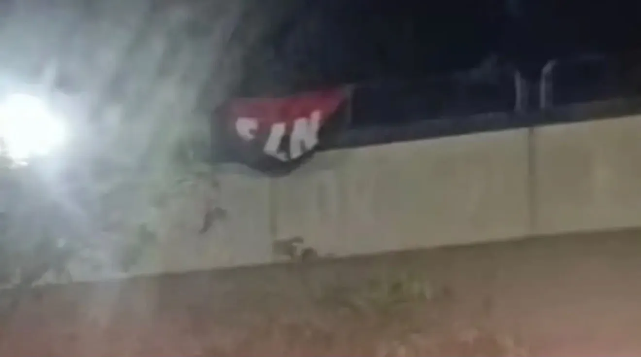 Bandera del ELN junto a cilindro de gas causan temor en la madrugada en Barranquilla
