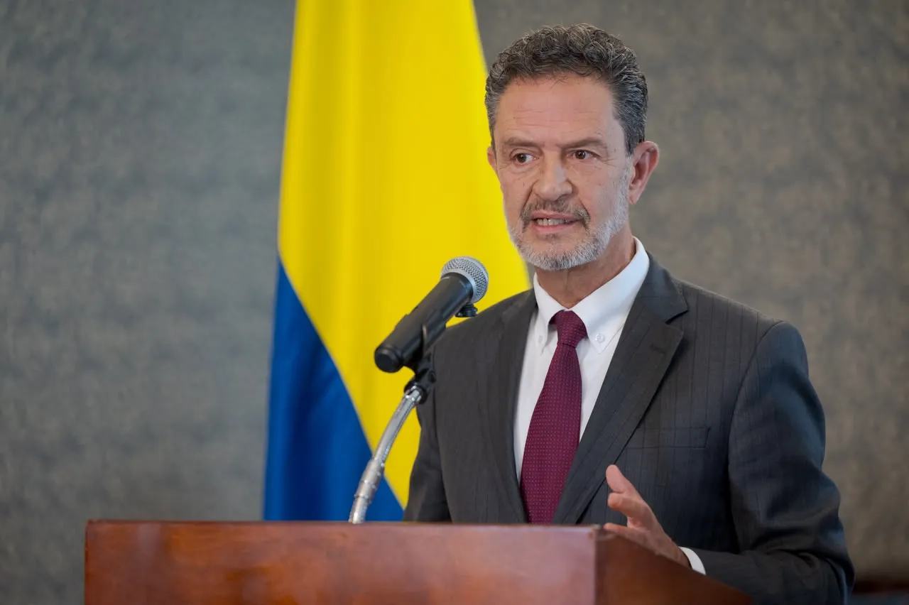  Cancillería encontró 367 contratos idénticos y uno de $2.839 millones por dos días