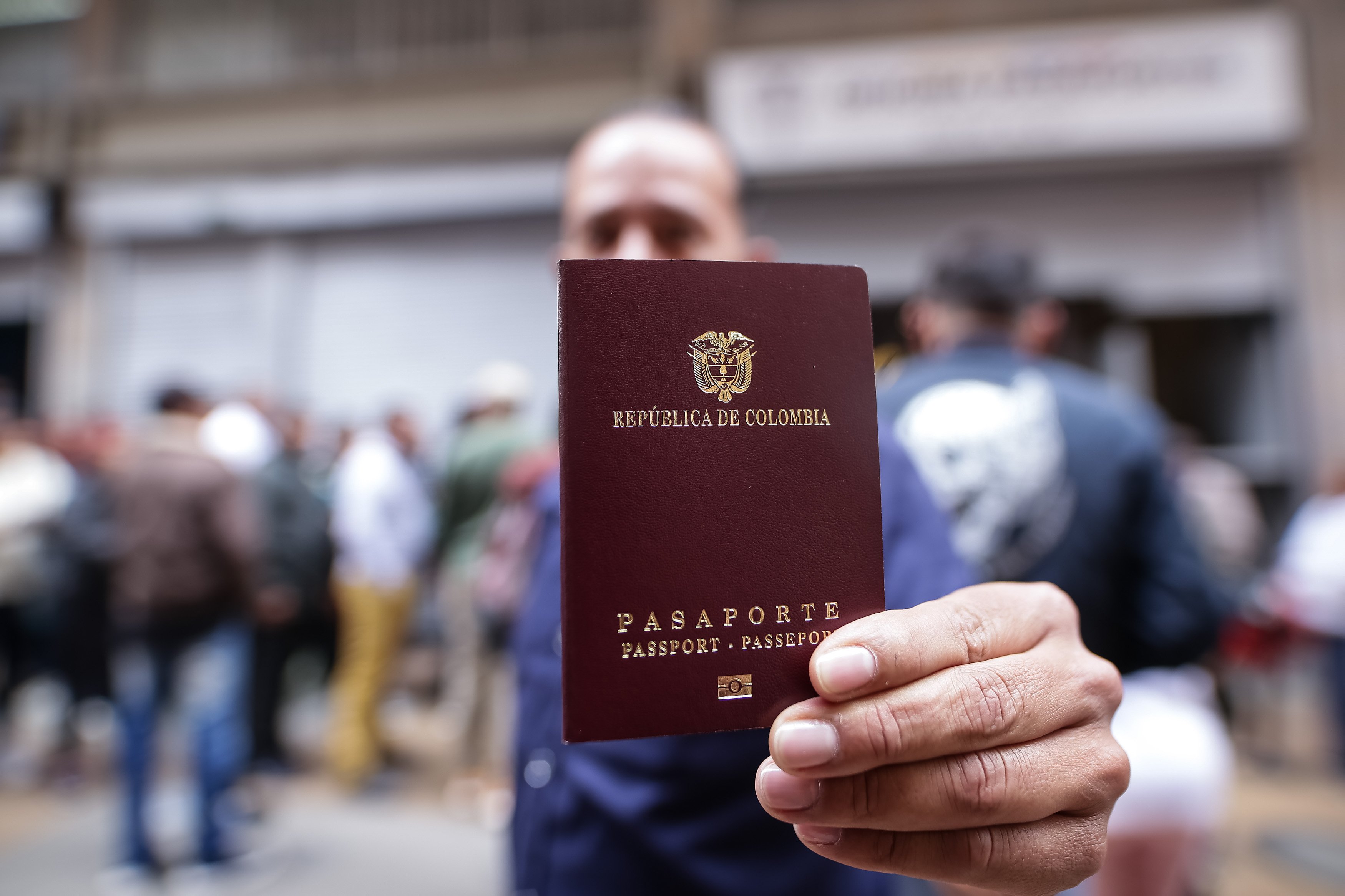 Nuevo pasaporte de Colombia está atrapado entre la tecnología y la ley
