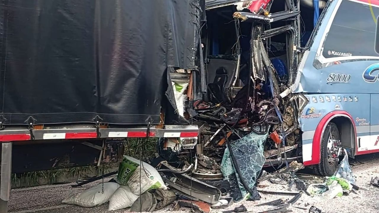 Accidente entre tractomula y bus en la Panamericana deja un muerto