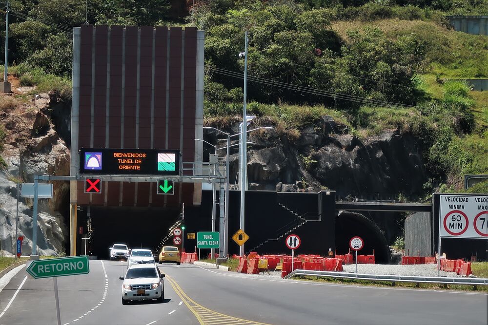 Accidente en el Túnel de Oriente deja dos heridos y cierre de una hora