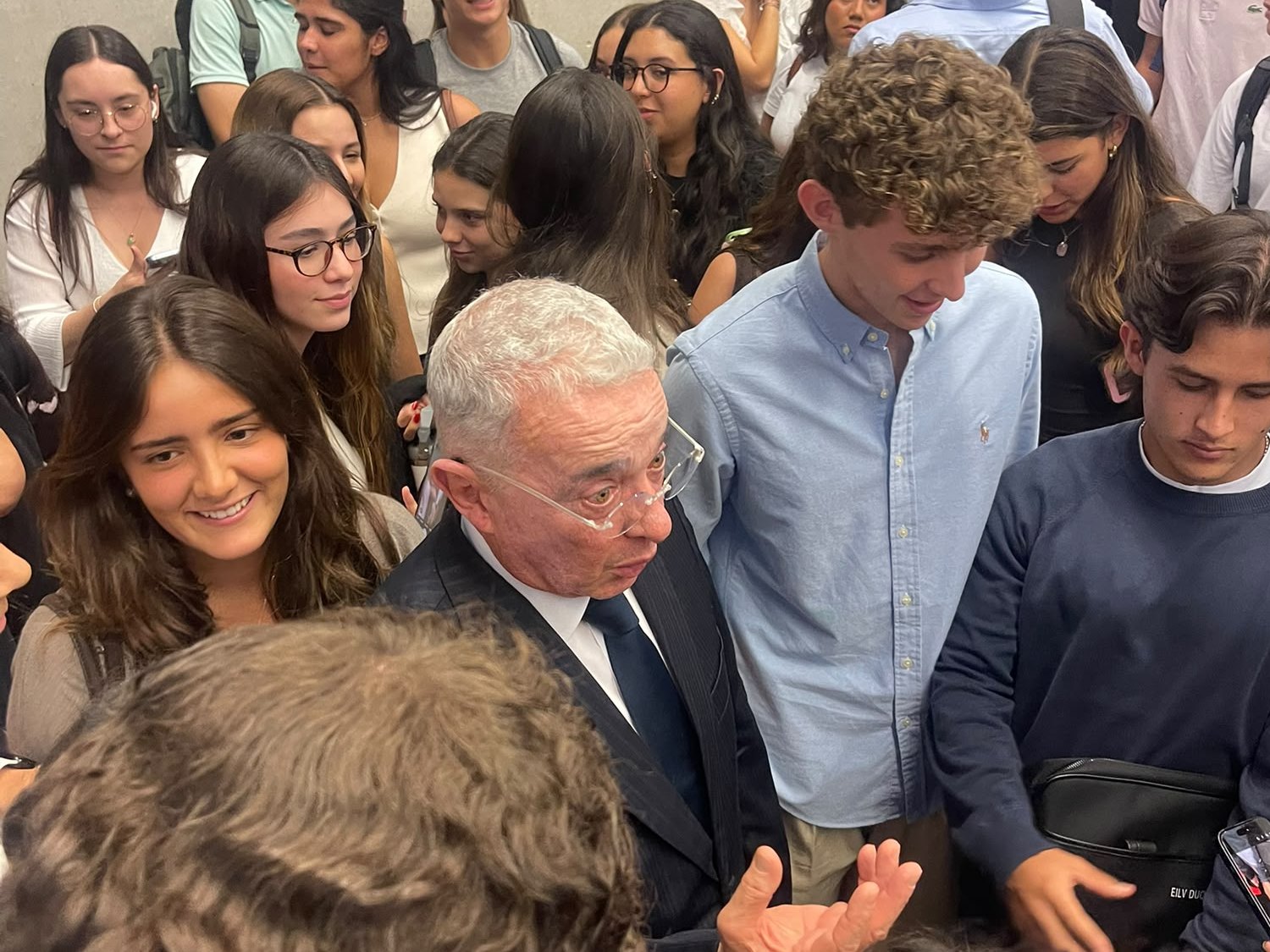 Álvaro Uribe comparte su visión con estudiantes de la Universidad de N