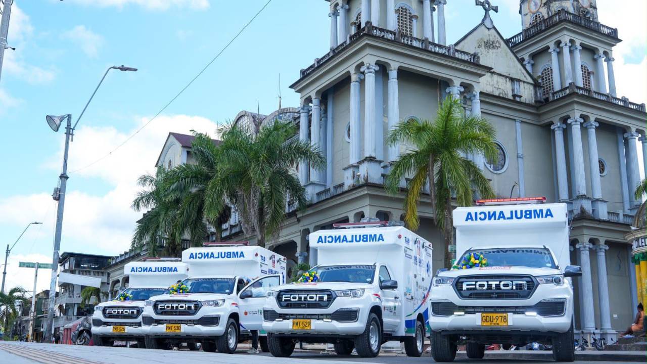 Gobierno entrega nueve ambulancias al Chocó y anuncia hospitales