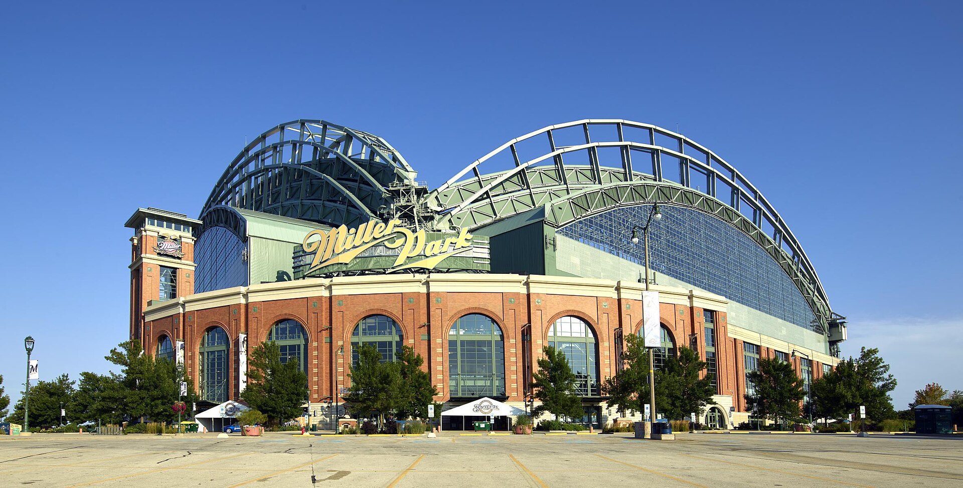 Cerveceros de Milwaukee vencen 2-1 a los Dodgers en el Juego 1