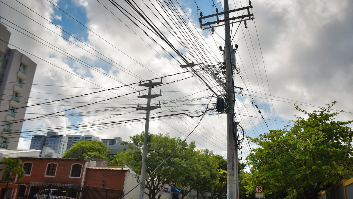 Concejal Juan José Vergara propone sancionar a empresas por cables en 
