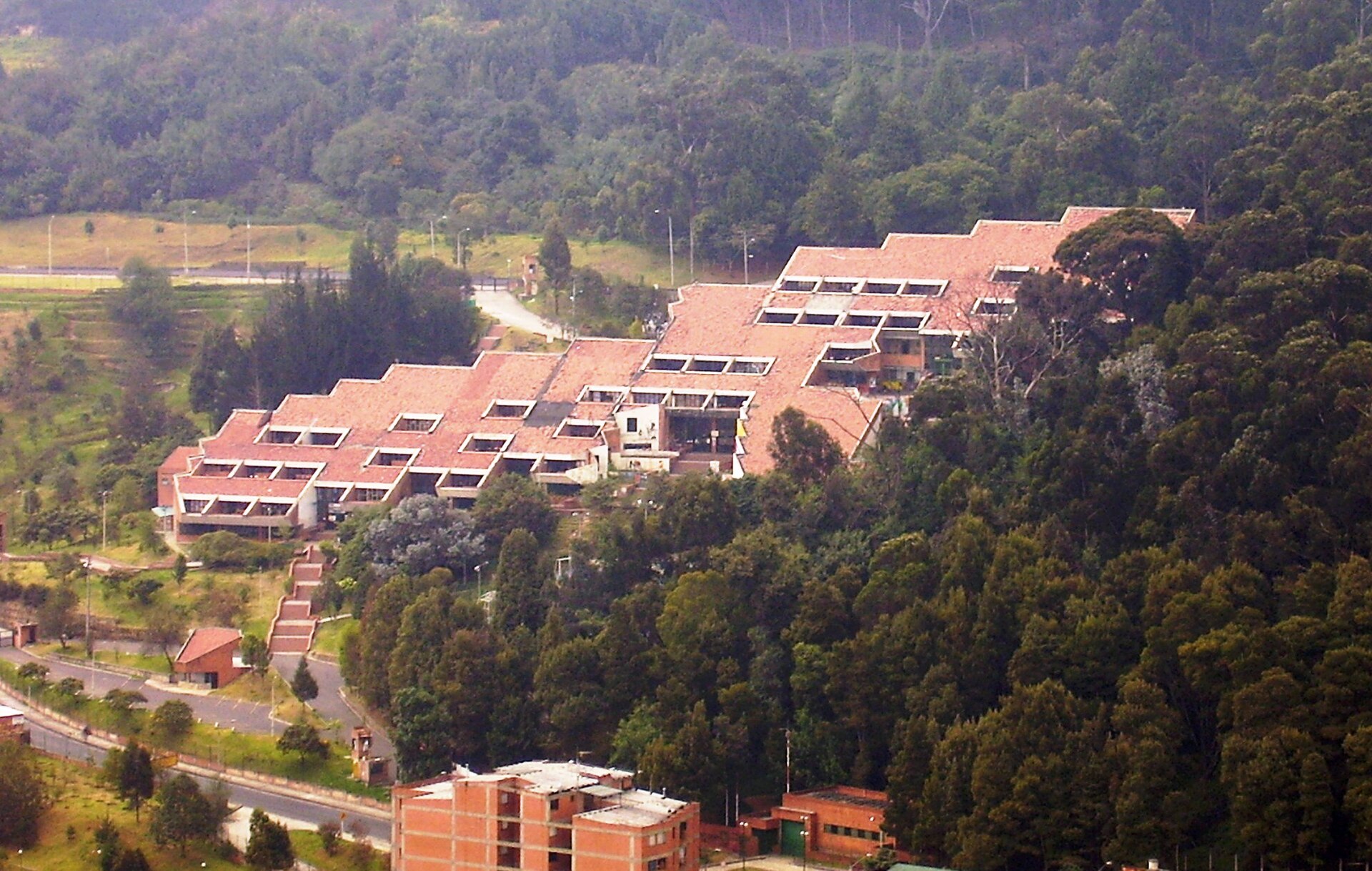 Contraloría halla $6.899 millones en fallas fiscales en Educación de B