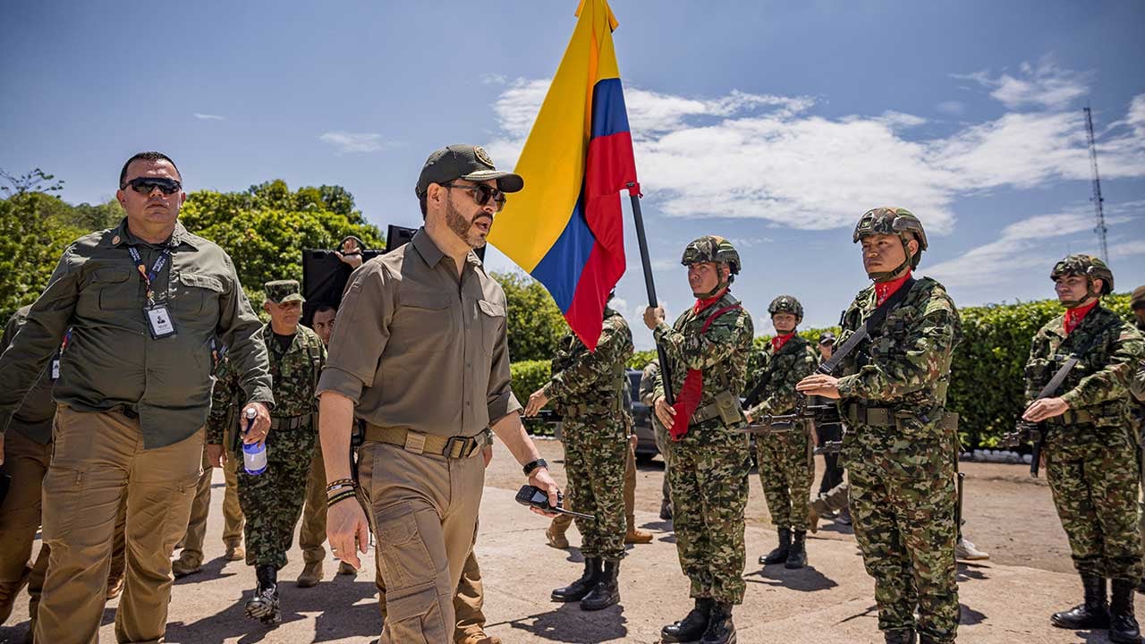 De la Espriella promete respaldo a la Fuerza Pública contra el narcote