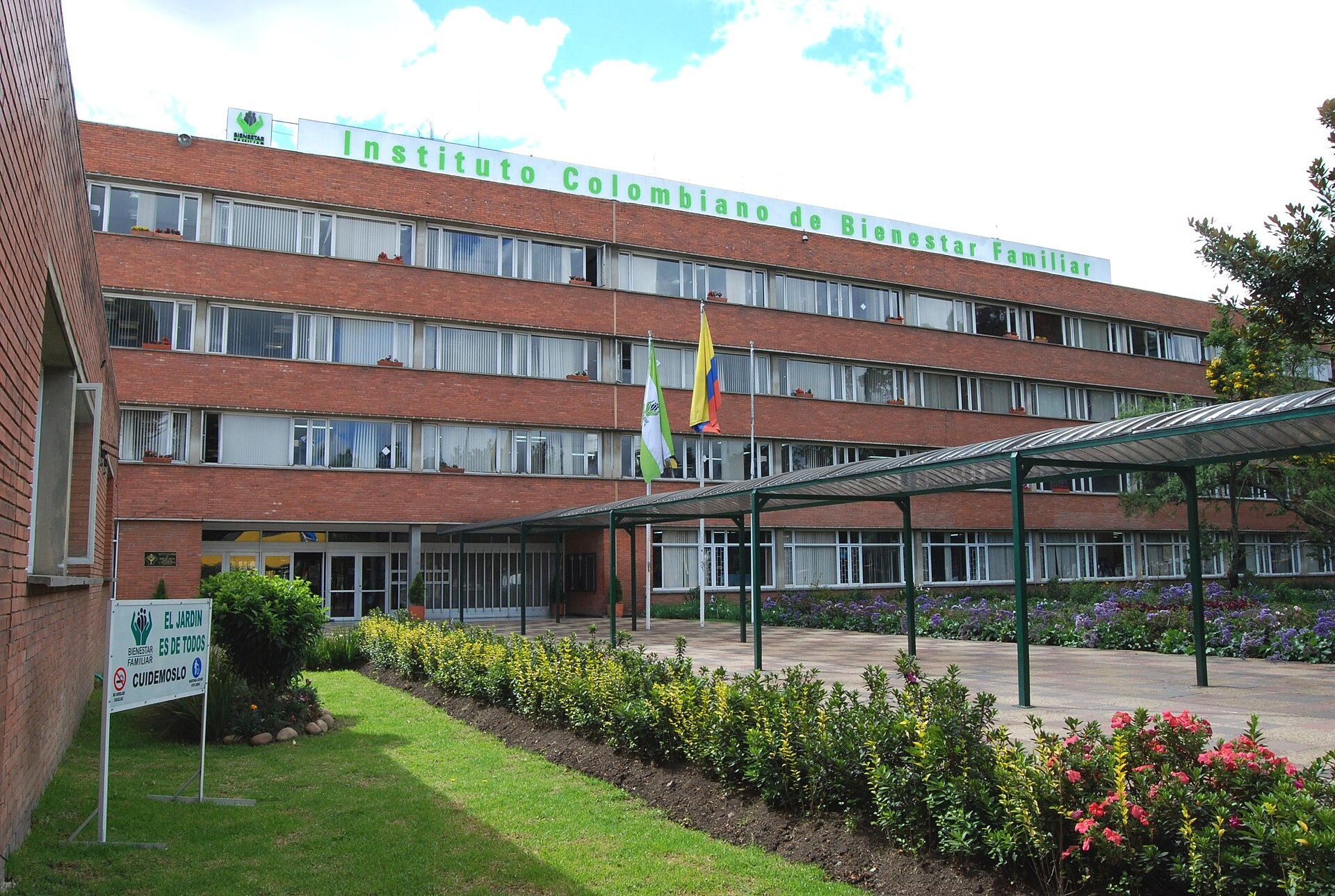 Denuncian a directora del Icbf por certificado laboral de firma famili