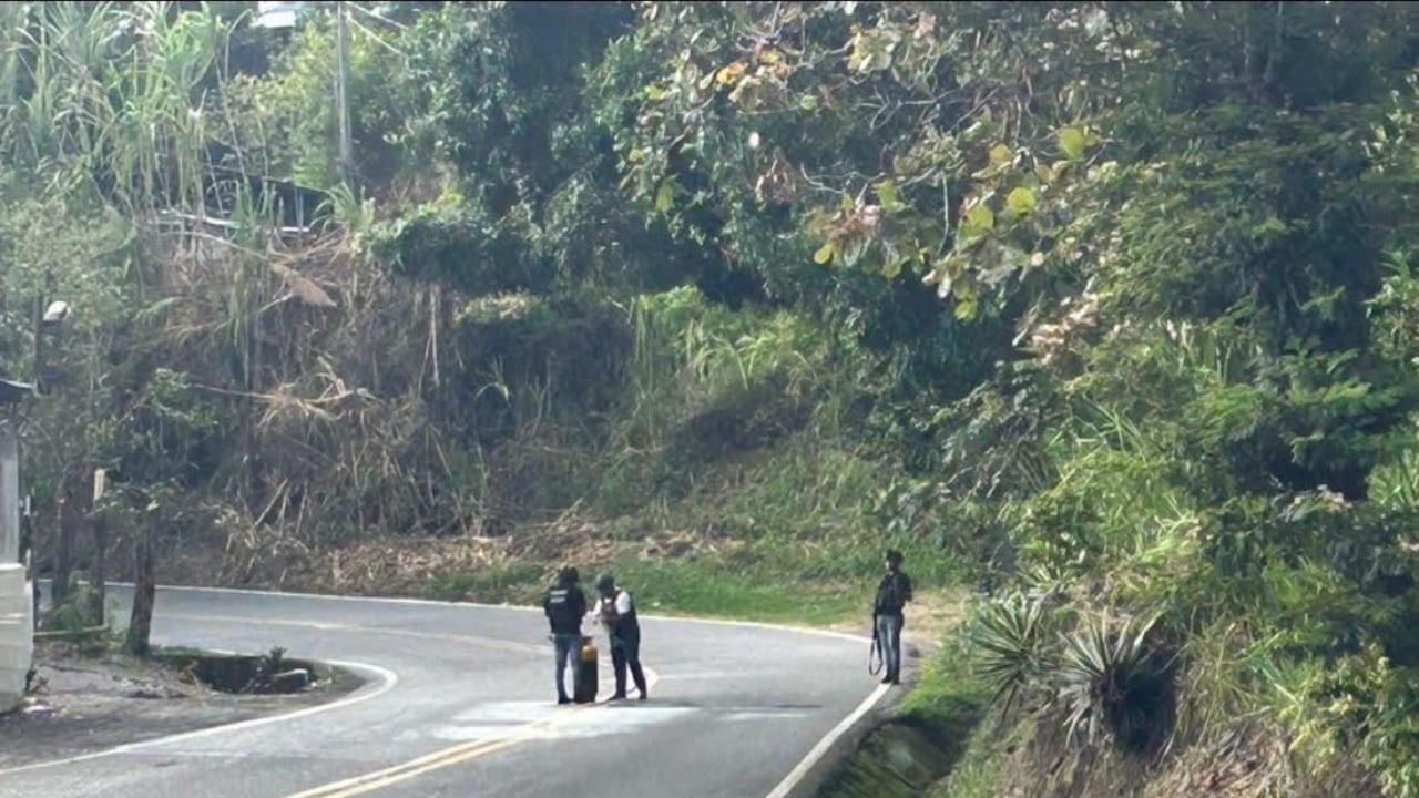 Ejército inspecciona cilindro con explosivos en la Panamericana, Cauca