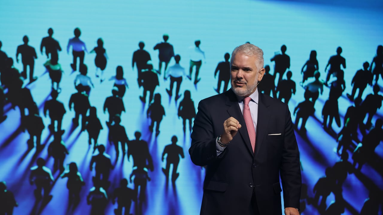 Iván Duque advierte epidemia de soledad en jóvenes por adicción digita