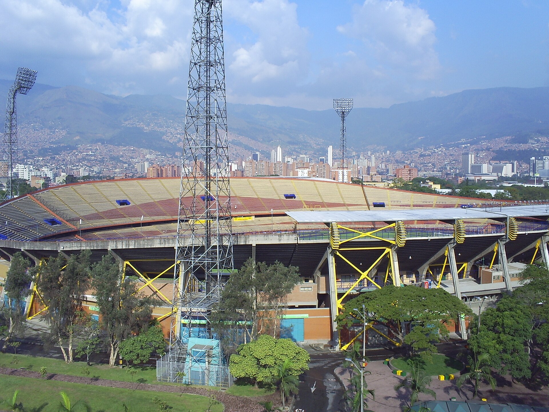 Nacional vs. DIM en Copa Colombia: hinchas de ambos equipos en el Atan