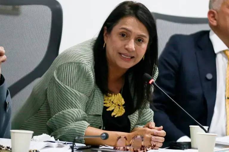 Paola Holguín defiende retiro de piezas del Museo Nacional tras protes