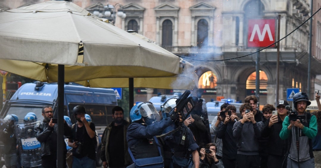 Policía de Milán enfrenta a manifestantes con gases en Italia