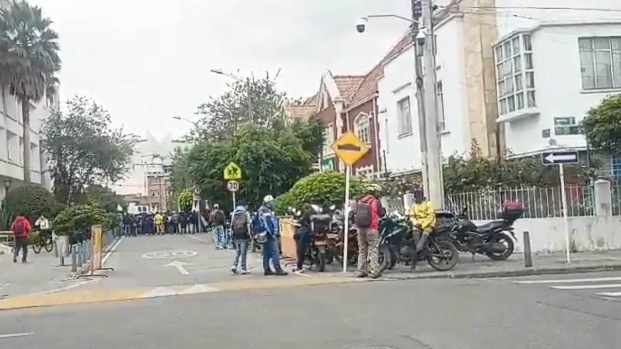 Cerca de 900 personas protestan frente al Concejo de Bogotá por presup