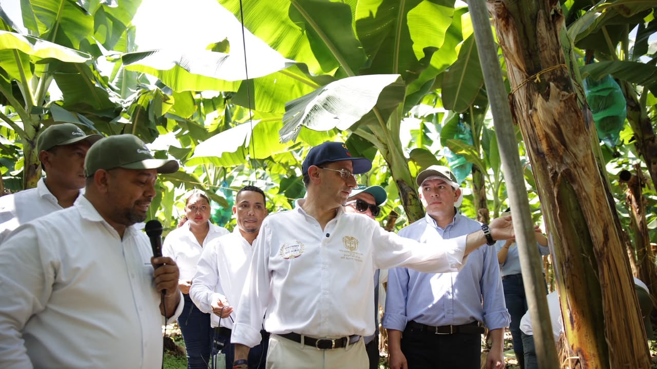 Restrepo lleva Misión Crecer a Urabá con plan de inversiones en Antioq