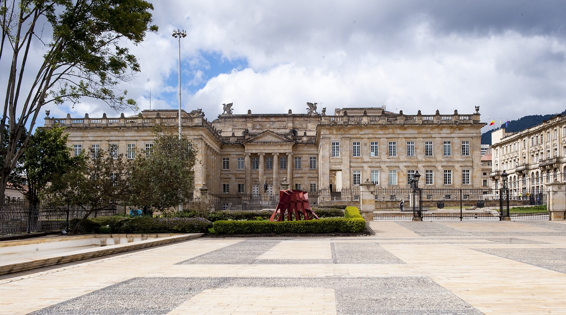 Senado estudia restringir acceso de influenciadores al Capitolio