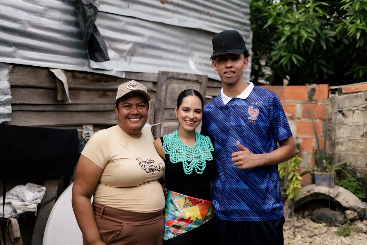 La reina del Carnaval visita a Germán, el hincha del Junior discriminado por ir en chancletas