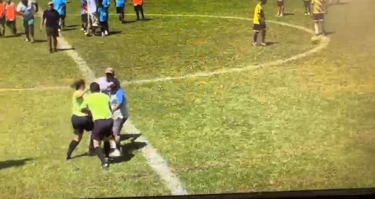 Golpes entre árbitro y aficionado al final de un partido infantil en Costa Rica