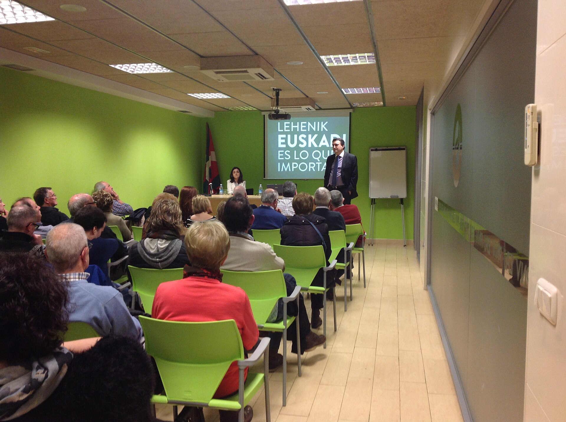Aitor Esteban cuestiona la salida de Etxanobe de la Diputación de Bizkaia