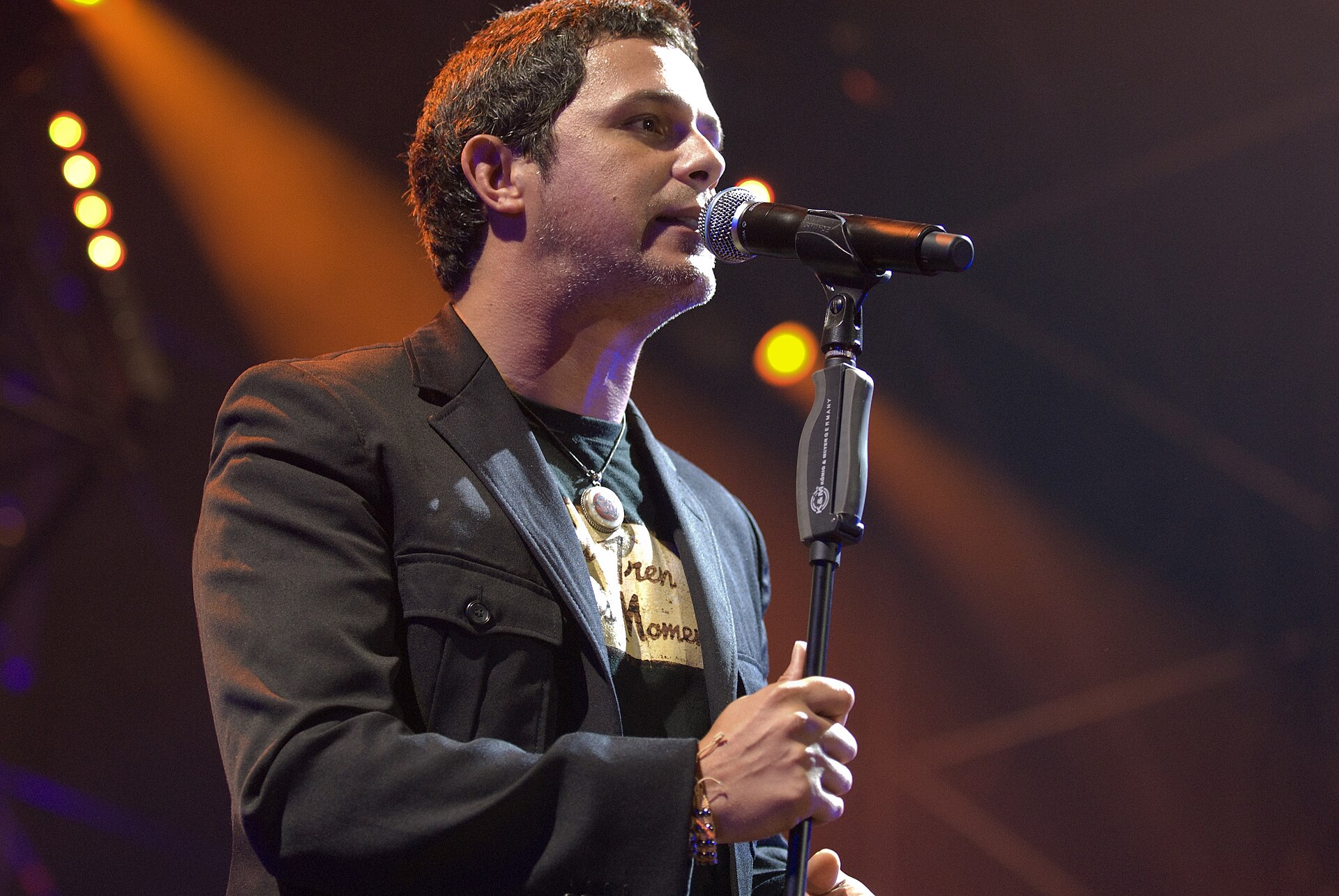 Alejandro Sanz y Vanessa Martín cantan juntos en México en su gira