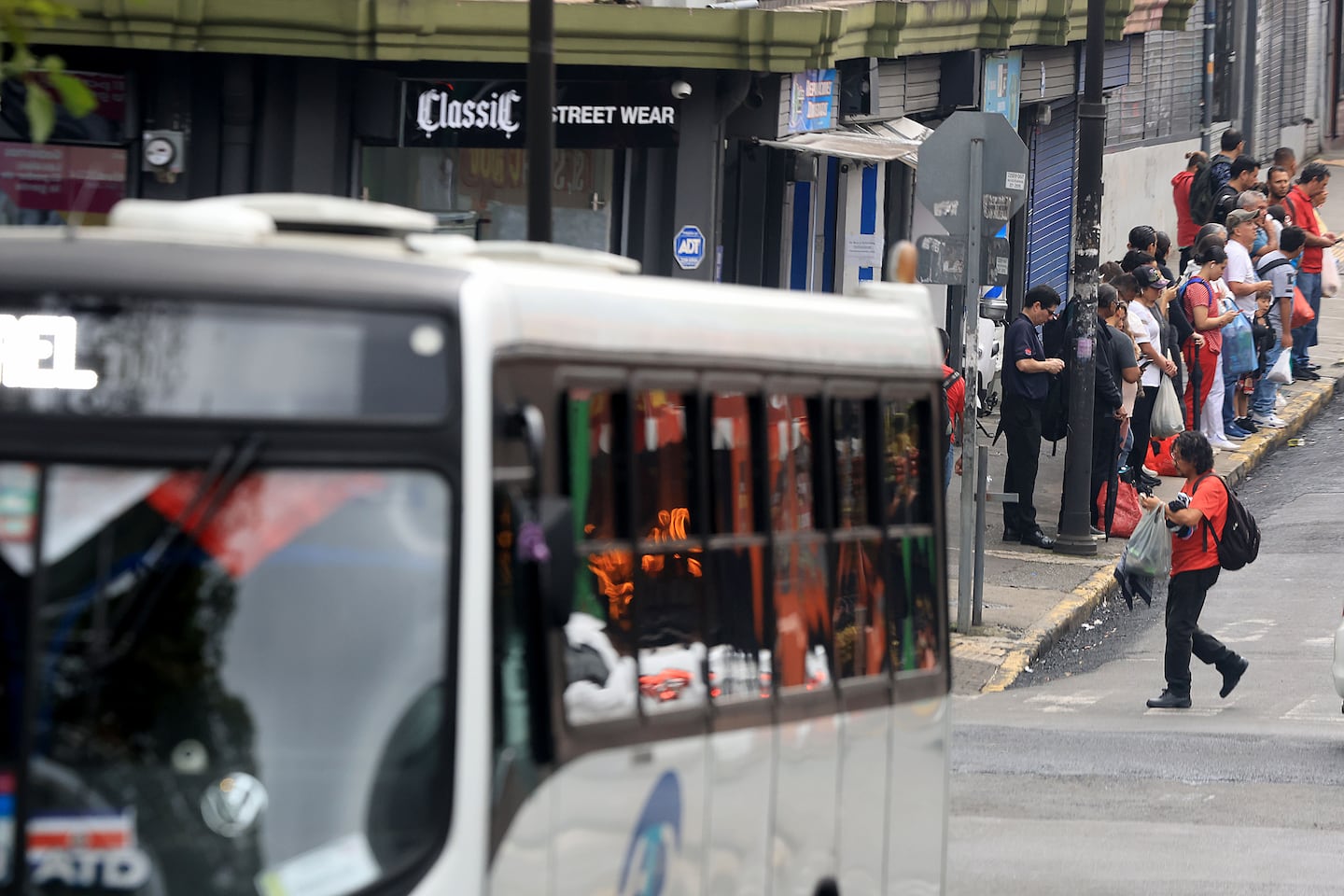 Alza en combustibles presiona a autobuseros de Costa Rica y encarece tarifas