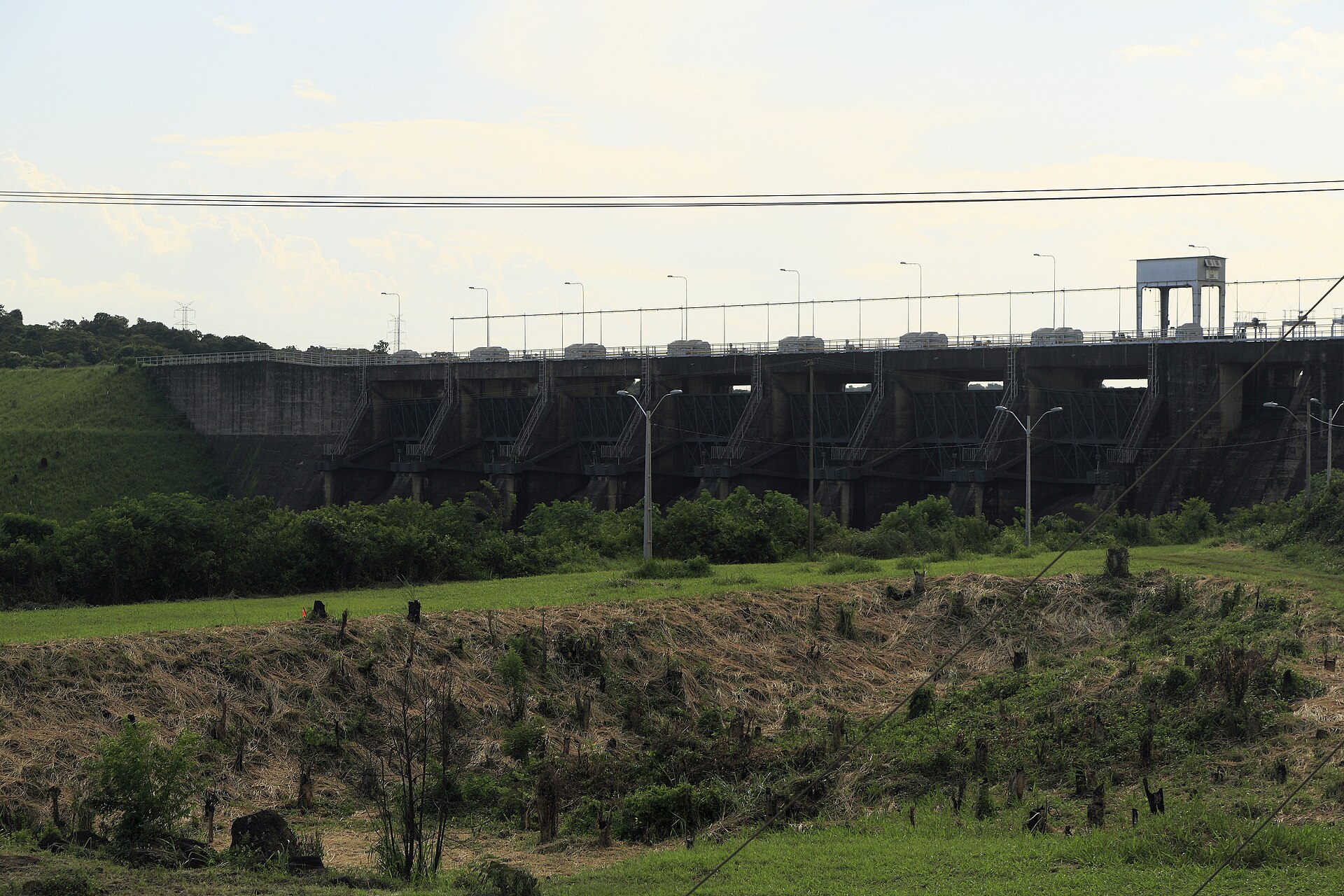 ANDE abre compuertas de Acaray y Yguazú en Paraguay por lluvias