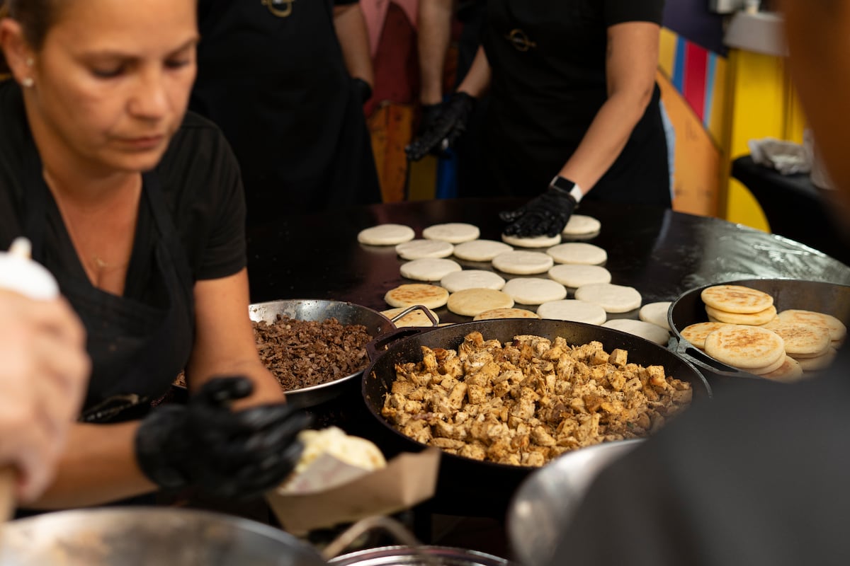 Seis chefs de Panamá preparan arepas solidarias para damnificados del terremoto