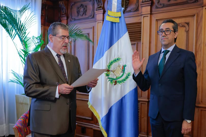 Arévalo vuelve a juramentar a Menkos como ministro de Finanzas de Guatemala